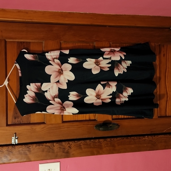 Woman's Plus Navy Floral Tank Dress with Pockets. Size 3XL - Picture 2 of 3